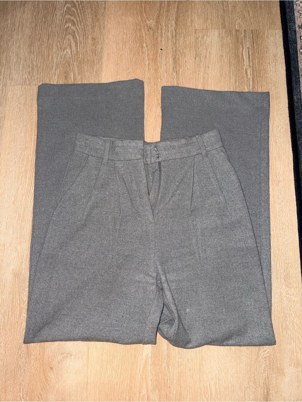 Abercrombie Women’s Gray Pleated Dress Pants